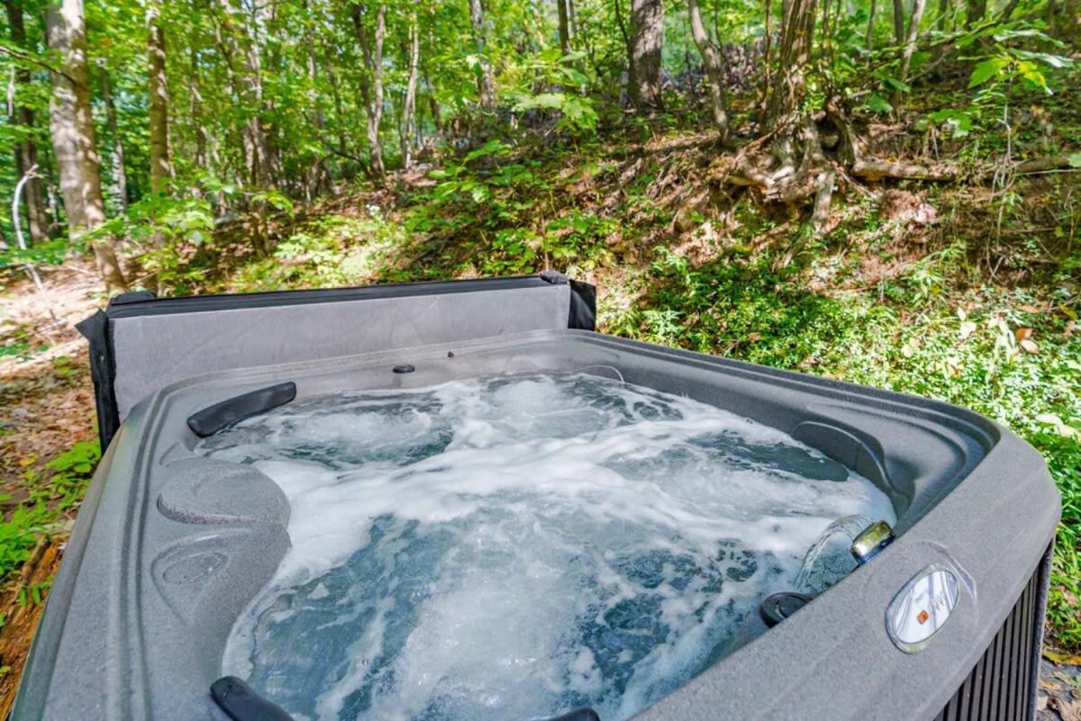 Modern Chalet Cabin W Hot Tub, Deck&Grill, & Wifi! Inwood Екстер'єр фото
