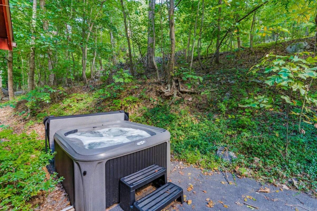 Modern Chalet Cabin W Hot Tub, Deck&Grill, & Wifi! Inwood Екстер'єр фото