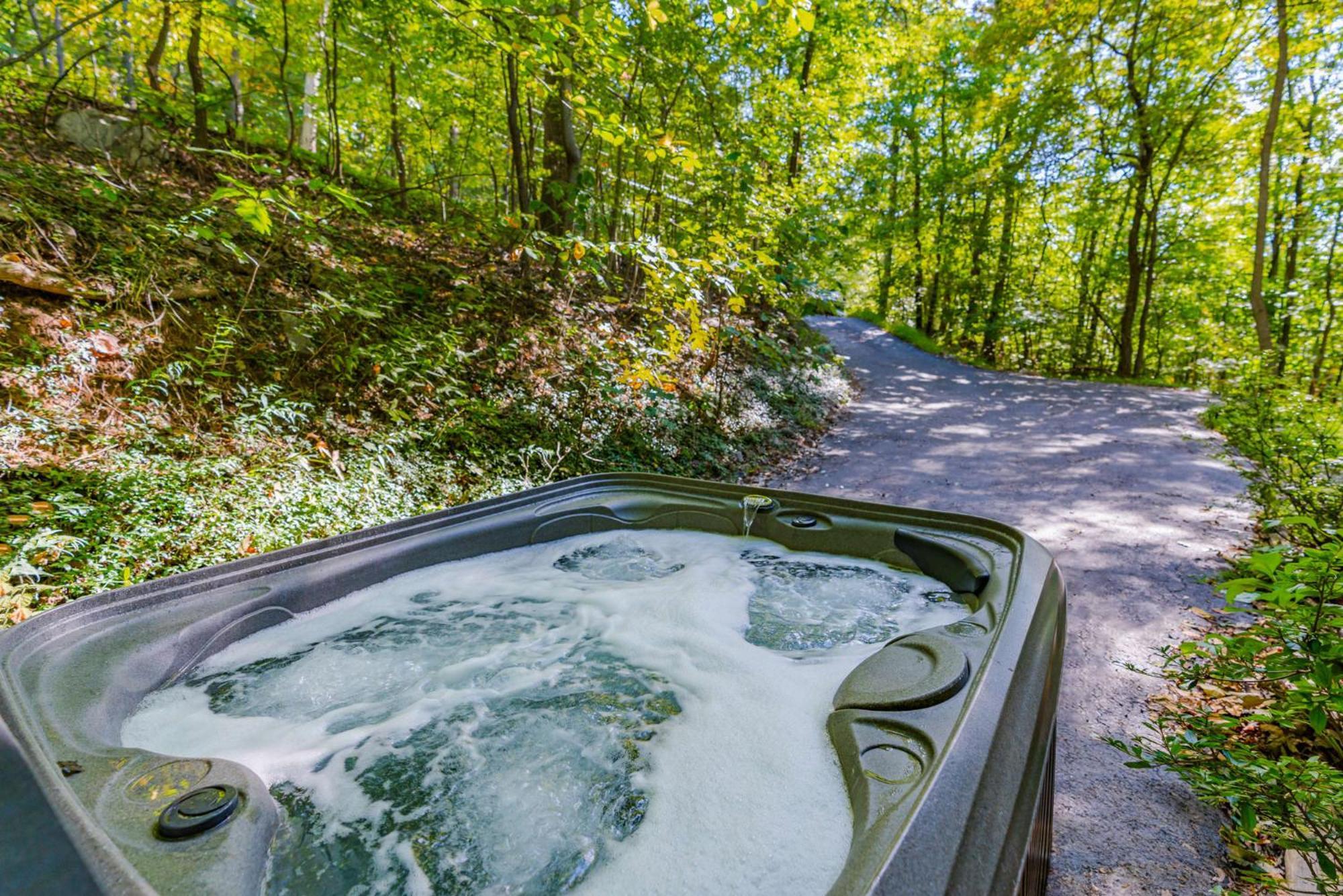 Modern Chalet Cabin W Hot Tub, Deck&Grill, & Wifi! Inwood Екстер'єр фото